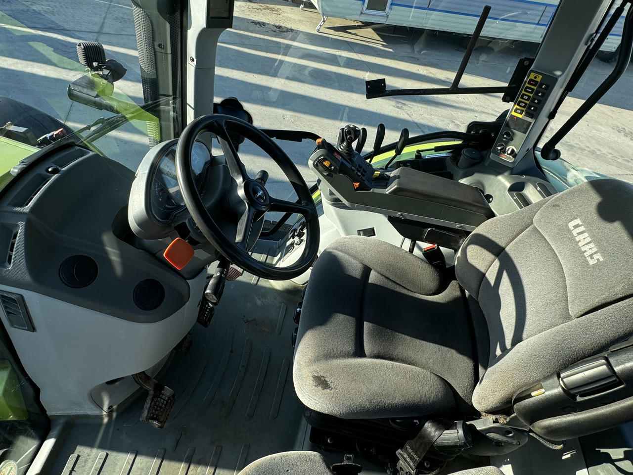 Claas Arion 640 - Farm tractor: picture 2 Claas Arion 640 - Farm tractor: picture 2