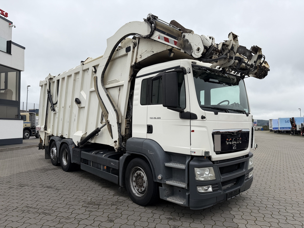 Refuse truck for transportation of garbage MAN TGS 26.320 6x2 BL Faun Frontlader: picture 11 Refuse truck for transportation of garbage MAN TGS 26.320 6x2 BL Faun Frontlader: picture 11