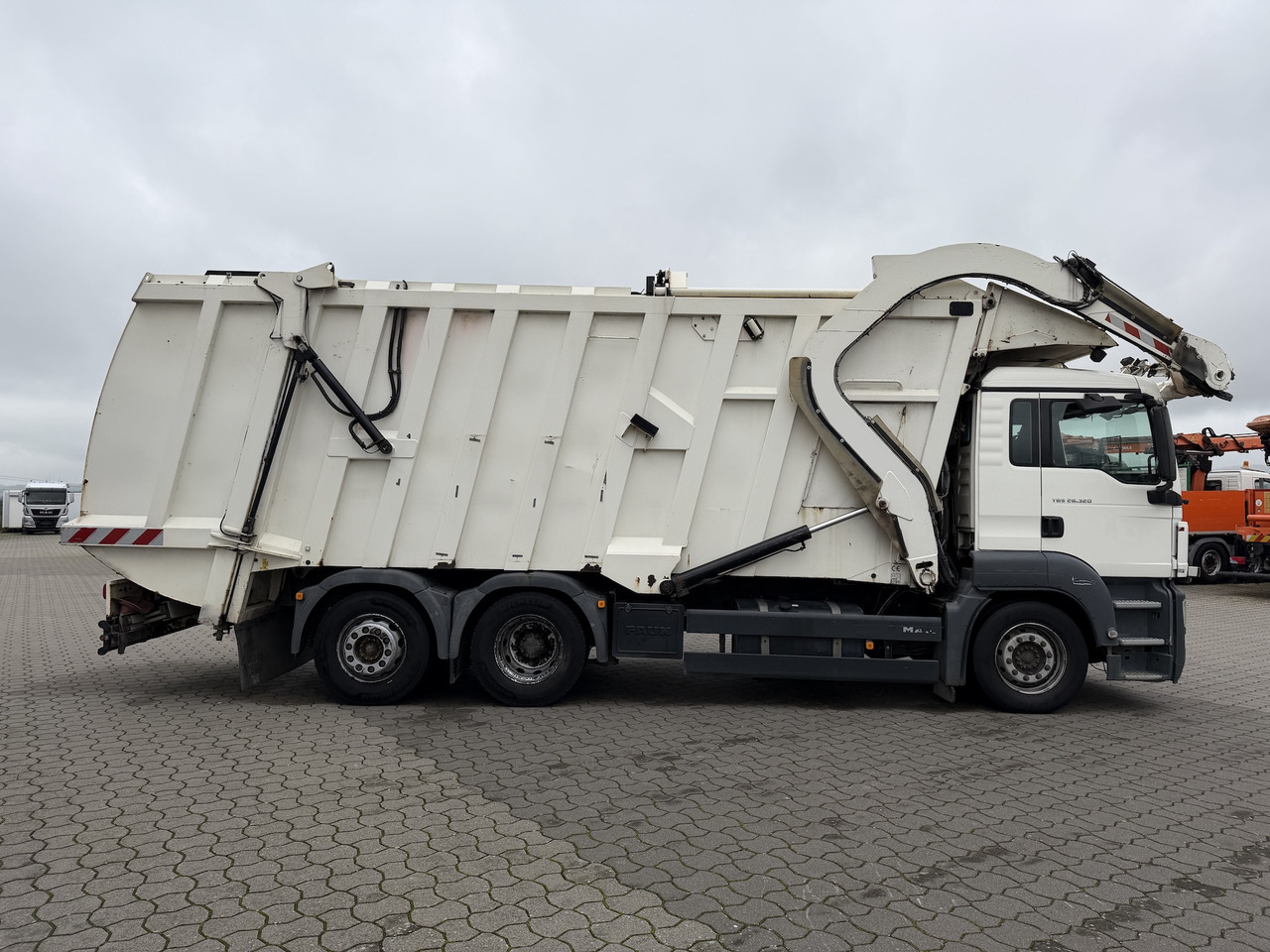 Refuse truck for transportation of garbage MAN TGS 26.320 6x2 BL Faun Frontlader: picture 10 Refuse truck for transportation of garbage MAN TGS 26.320 6x2 BL Faun Frontlader: picture 10