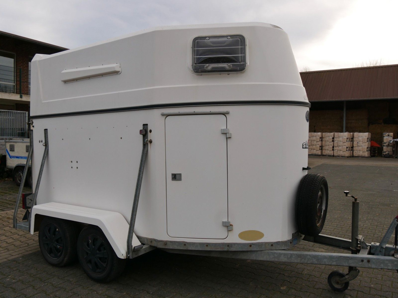 Sluis Vollpoly 2 Pferde mit Sattelkammer - Livestock trailer: picture 1 Sluis Vollpoly 2 Pferde mit Sattelkammer - Livestock trailer: picture 1