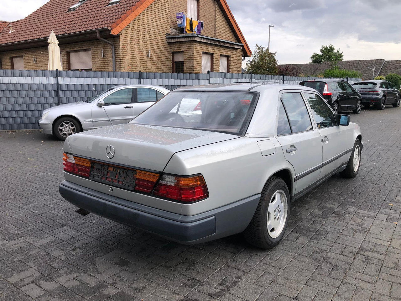 Mercedes-Benz W124 E 260 - Saloon car: picture 2 Mercedes-Benz W124 E 260 - Saloon car: picture 2