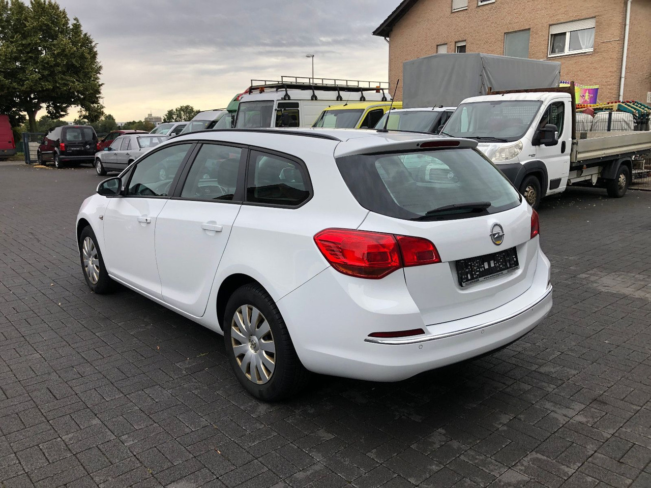 Opel Astra J 1.6 CDTi Sports Tourer Edition - Estate car: picture 4 Opel Astra J 1.6 CDTi Sports Tourer Edition - Estate car: picture 4