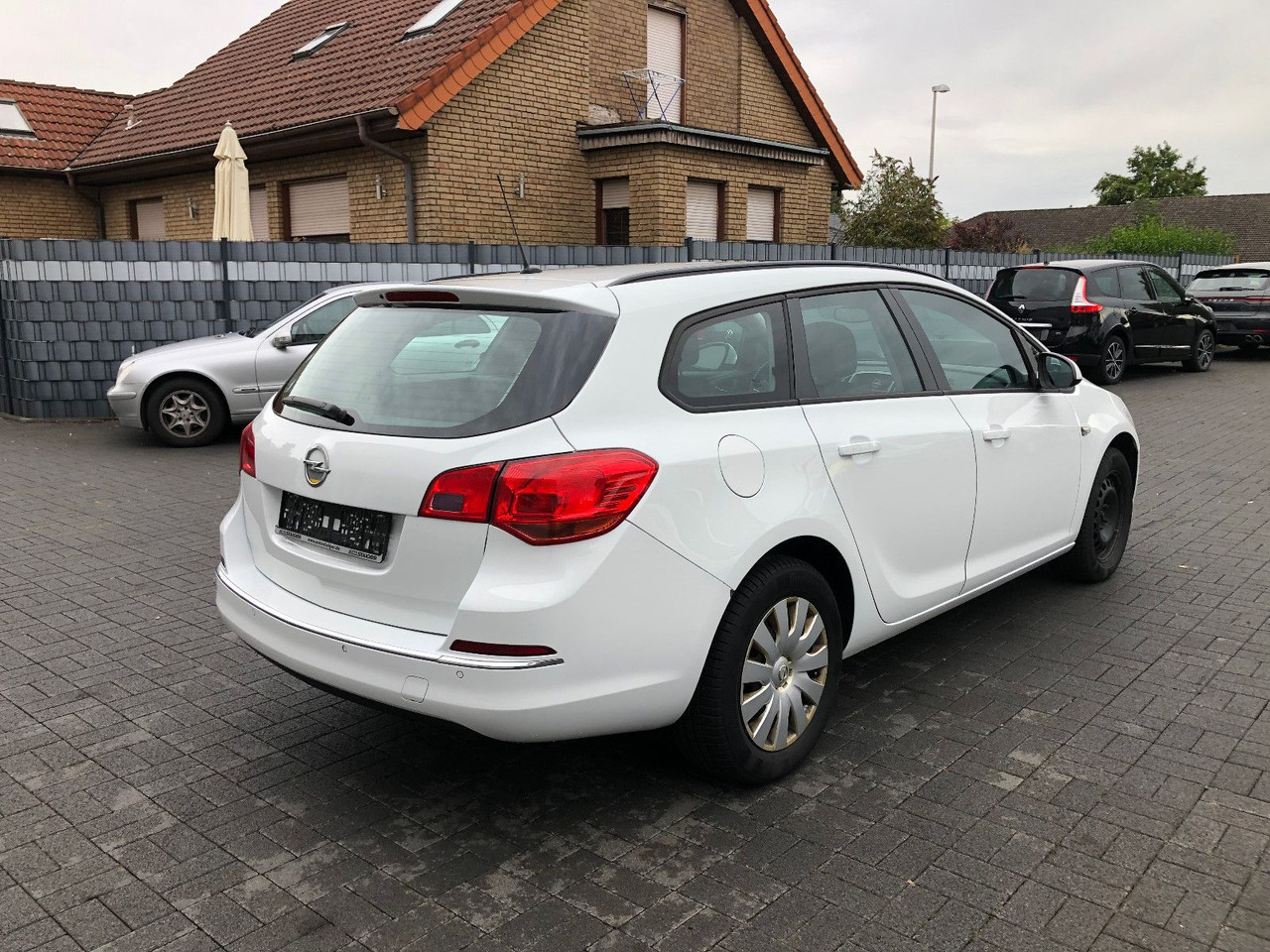 Opel Astra J 1.6 CDTi Sports Tourer Edition - Estate car: picture 2 Opel Astra J 1.6 CDTi Sports Tourer Edition - Estate car: picture 2