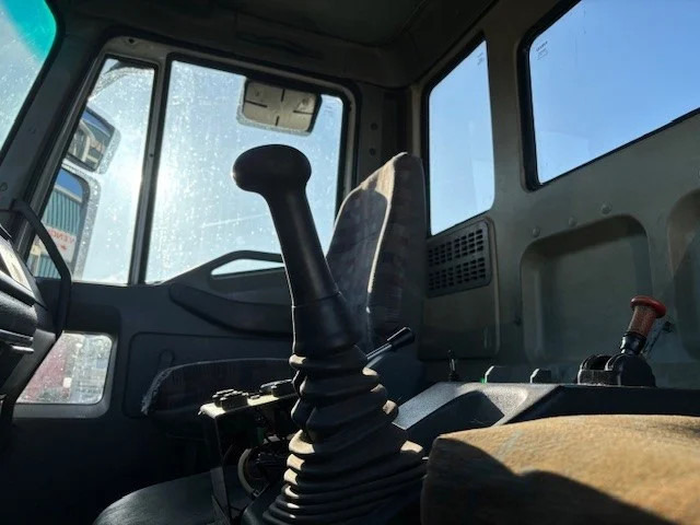 Skip loader truck Iveco Eurocargo 135E23WR 4x4 FULL STEEL PORTAL CONTAINER (EURO 2 / ZF MANUAL GEARBOX / REDUCTION AXLES / FULL STEEL SUSPENSION): picture 8