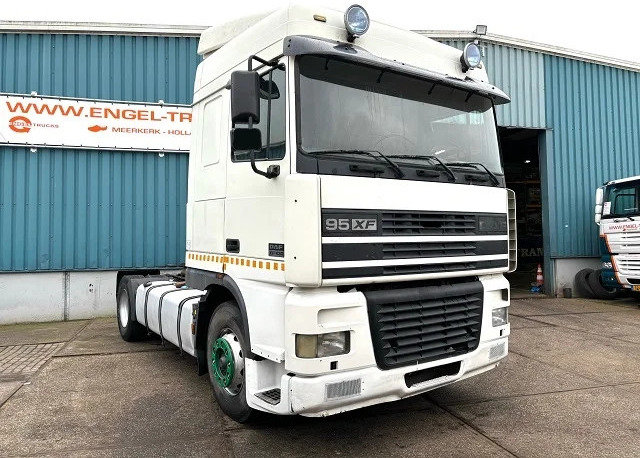 DAF 95.430 XF SPACECAB (EURO 2 / ZF16 MANUAL GEARBOX / ZF-INTARDER / AIRCONDITIONING) - Tractor unit: picture 3 DAF 95.430 XF SPACECAB (EURO 2 / ZF16 MANUAL GEARBOX / ZF-INTARDER / AIRCONDITIONING) - Tractor unit: picture 3