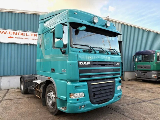 DAF XF 105.460 SPACECAB (EURO 5 / ZF16 MANUAL GEARBOX / P.T.O. / AIRCONDITIONING / FRIDGE UNDER BED / ETC.) - Tractor unit: picture 2 DAF XF 105.460 SPACECAB (EURO 5 / ZF16 MANUAL GEARBOX / P.T.O. / AIRCONDITIONING / FRIDGE UNDER BED / ETC.) - Tractor unit: picture 2