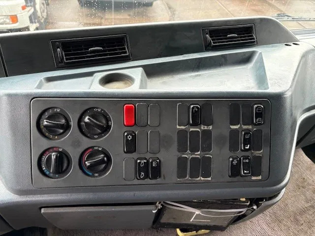 Tractor unit Mercedes-Benz Actros 1843 LS (MP1) (EPS WITH CLUTCH (3 PEDALS) / AIRCONDITIONING / SUNVISOR / ETC.): picture 10