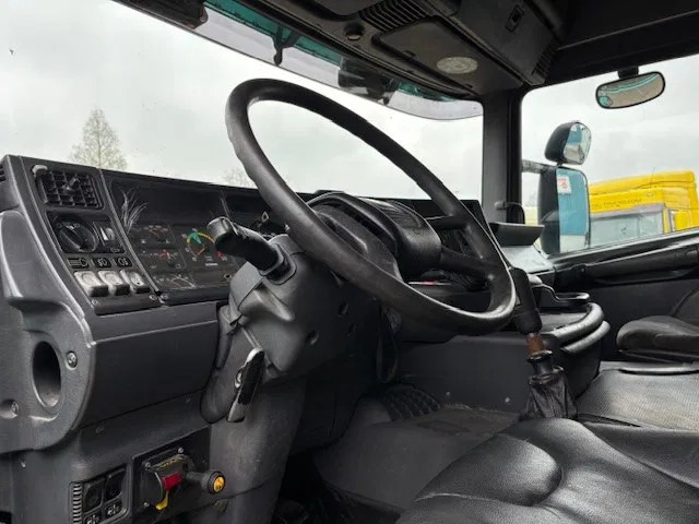 Leasing of Scania R114-380 LA SLEEPERCAB 4x2 (EURO 2 / MANUAL GEARBOX / HYDRAULIC KIT / P.T.O. / FULL SPOILERSET / ETC.) Scania R114-380 LA SLEEPERCAB 4x2 (EURO 2 / MANUAL GEARBOX / HYDRAULIC KIT / P.T.O. / FULL SPOILERSET / ETC.): picture 9 Leasing of Scania R114-380 LA SLEEPERCAB 4x2 (EURO 2 / MANUAL GEARBOX / HYDRAULIC KIT / P.T.O. / FULL SPOILERSET / ETC.) Scania R114-380 LA SLEEPERCAB 4x2 (EURO 2 / MANUAL GEARBOX / HYDRAULIC KIT / P.T.O. / FULL SPOILERSET / ETC.): picture 9