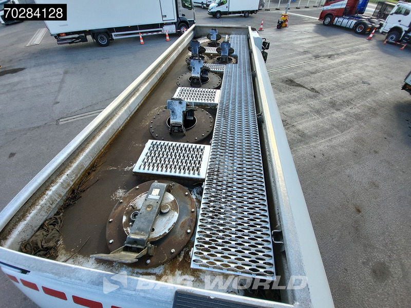 Tanker truck for transportation of fuel Renault Premium 380 4X4 4x4 14.000 Liter Fuel tanker 6 compartments ADR Hydrodrive Euro 5: picture 10 Tanker truck for transportation of fuel Renault Premium 380 4X4 4x4 14.000 Liter Fuel tanker 6 compartments ADR Hydrodrive Euro 5: picture 10