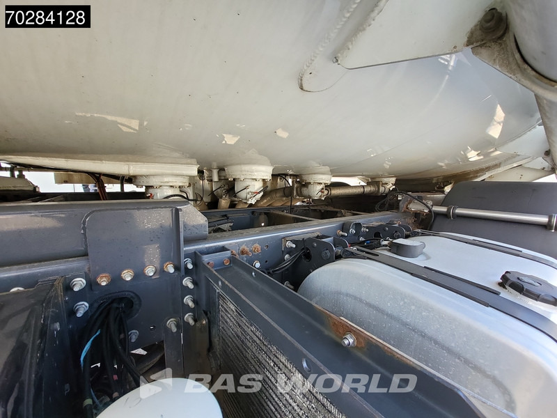 Tanker truck for transportation of fuel Renault Premium 380 4X4 4x4 14.000 Liter Fuel tanker 6 compartments ADR Hydrodrive Euro 5: picture 17 Tanker truck for transportation of fuel Renault Premium 380 4X4 4x4 14.000 Liter Fuel tanker 6 compartments ADR Hydrodrive Euro 5: picture 17