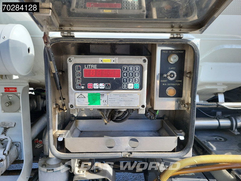 Tanker truck for transportation of fuel Renault Premium 380 4X4 4x4 14.000 Liter Fuel tanker 6 compartments ADR Hydrodrive Euro 5: picture 15 Tanker truck for transportation of fuel Renault Premium 380 4X4 4x4 14.000 Liter Fuel tanker 6 compartments ADR Hydrodrive Euro 5: picture 15