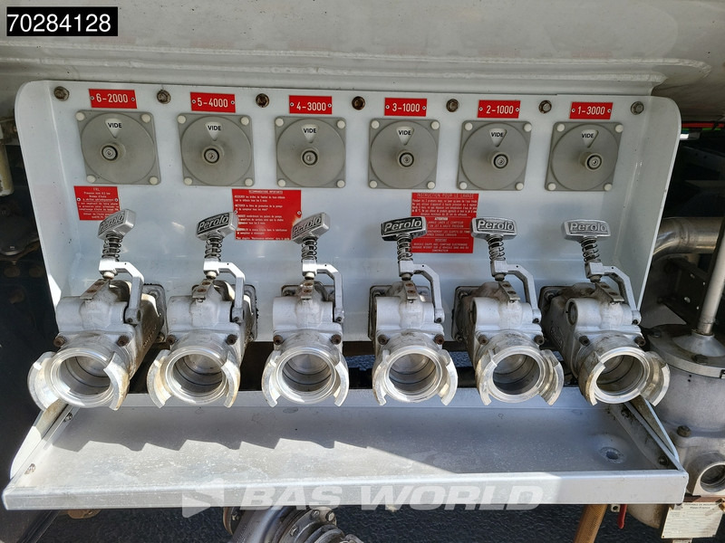 Tanker truck for transportation of fuel Renault Premium 380 4X4 4x4 14.000 Liter Fuel tanker 6 compartments ADR Hydrodrive Euro 5: picture 19 Tanker truck for transportation of fuel Renault Premium 380 4X4 4x4 14.000 Liter Fuel tanker 6 compartments ADR Hydrodrive Euro 5: picture 19