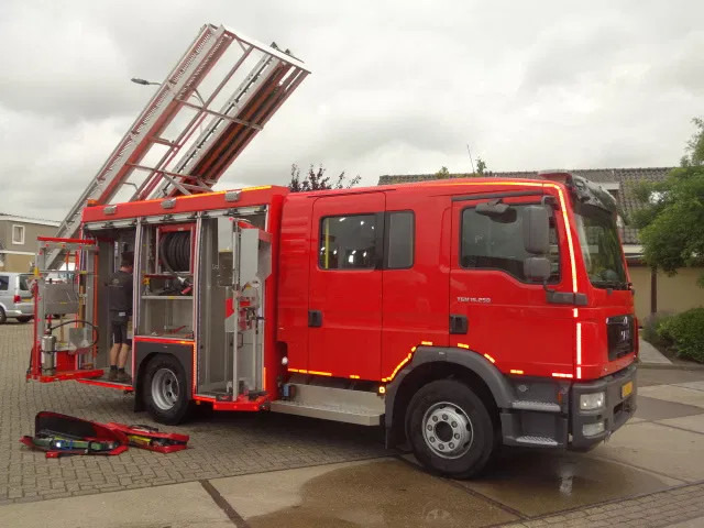 MAN TGM 15.250 FIRE TRUCK,2000 LITER TANK, FOAM TANK, AIRCO,WITH EQUIPMENT - Fire engine: picture 5 MAN TGM 15.250 FIRE TRUCK,2000 LITER TANK, FOAM TANK, AIRCO,WITH EQUIPMENT - Fire engine: picture 5