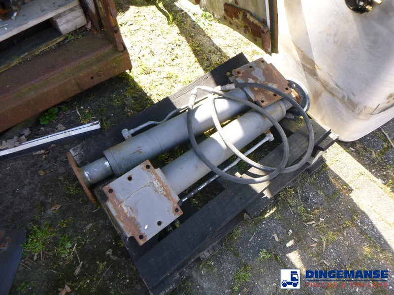 Onbekend 2 Support legs for loading crane - Hydraulic cylinder: picture 1 Onbekend 2 Support legs for loading crane - Hydraulic cylinder: picture 1