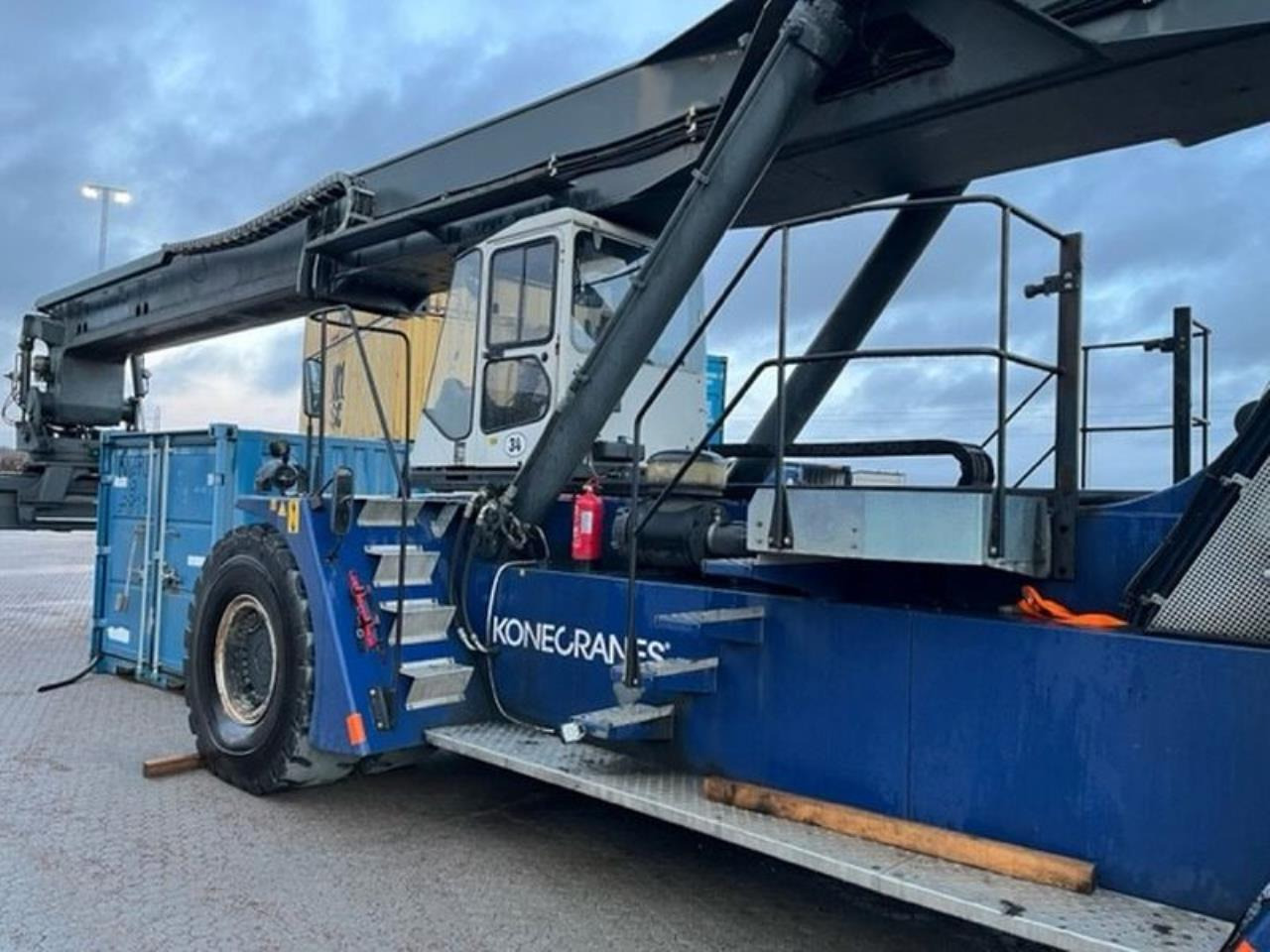 SMV 4531 TB5 - Reach stacker: picture 4 SMV 4531 TB5 - Reach stacker: picture 4