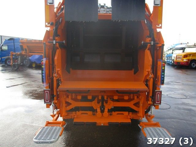 FUSO Canter 9C18 - Refuse truck: picture 3 FUSO Canter 9C18 - Refuse truck: picture 3