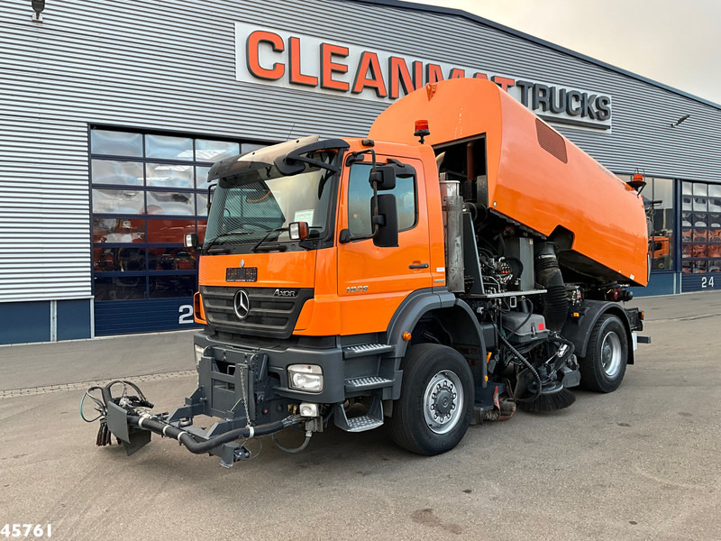 Mercedes-Benz Actros 1829 4x4 Bucher Cityfant 60 Rechts en Links vegend - Road sweeper: picture 3 Mercedes-Benz Actros 1829 4x4 Bucher Cityfant 60 Rechts en Links vegend - Road sweeper: picture 3