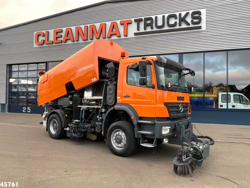 Mercedes-Benz Actros 1829 4x4 Bucher Cityfant 60 Rechts en Links vegend - Road sweeper: picture 1 Mercedes-Benz Actros 1829 4x4 Bucher Cityfant 60 Rechts en Links vegend - Road sweeper: picture 1