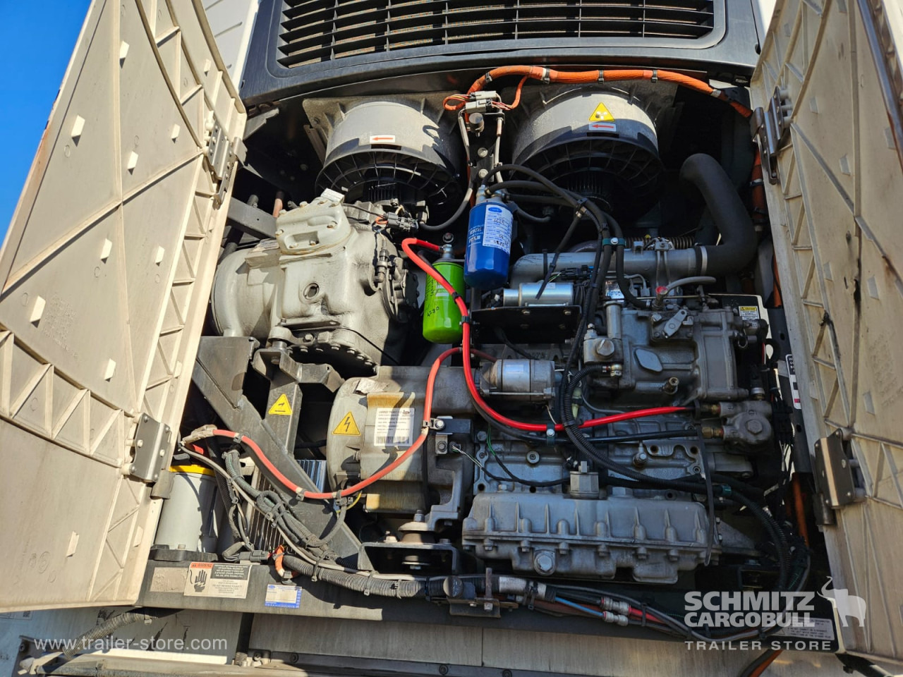 SCHMITZ Reefer Multitemp Taillift - Isothermal semi-trailer: picture 2 SCHMITZ Reefer Multitemp Taillift - Isothermal semi-trailer: picture 2