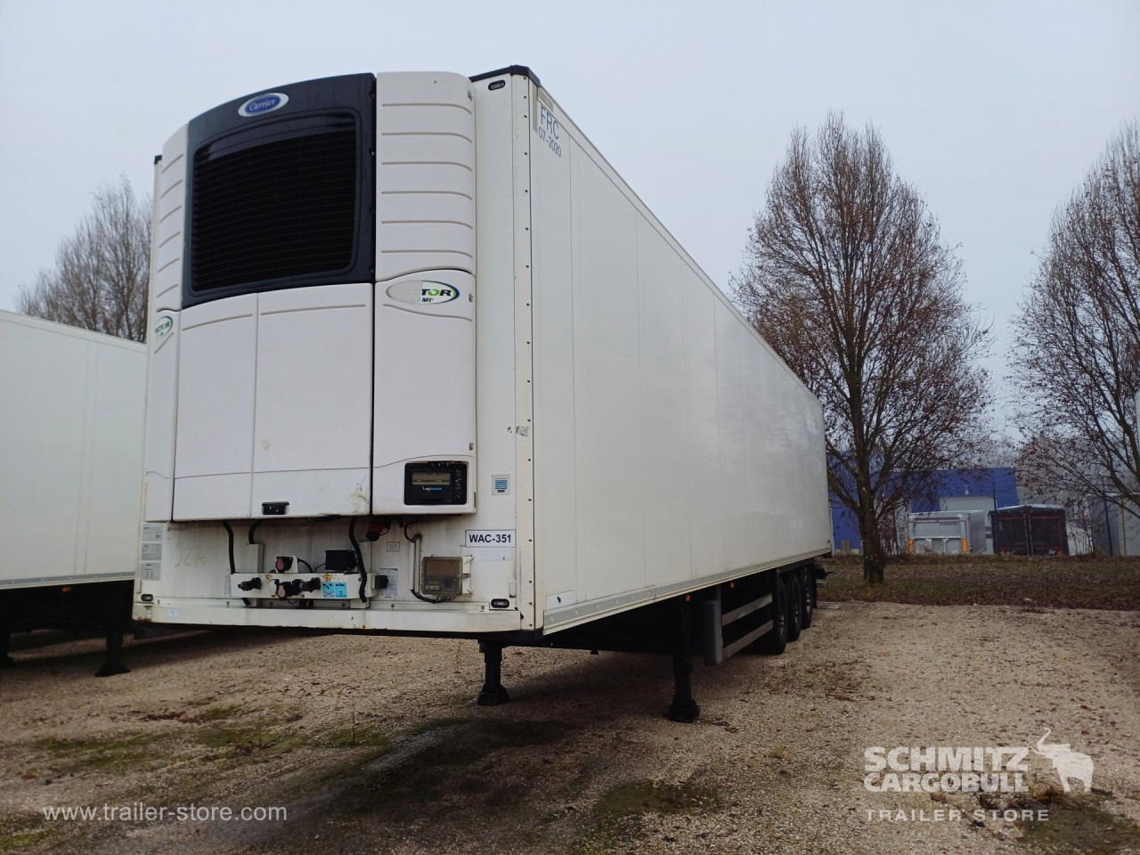 Isothermal semi-trailer SCHMITZ Reefer Standard Roller shutter door: picture 1