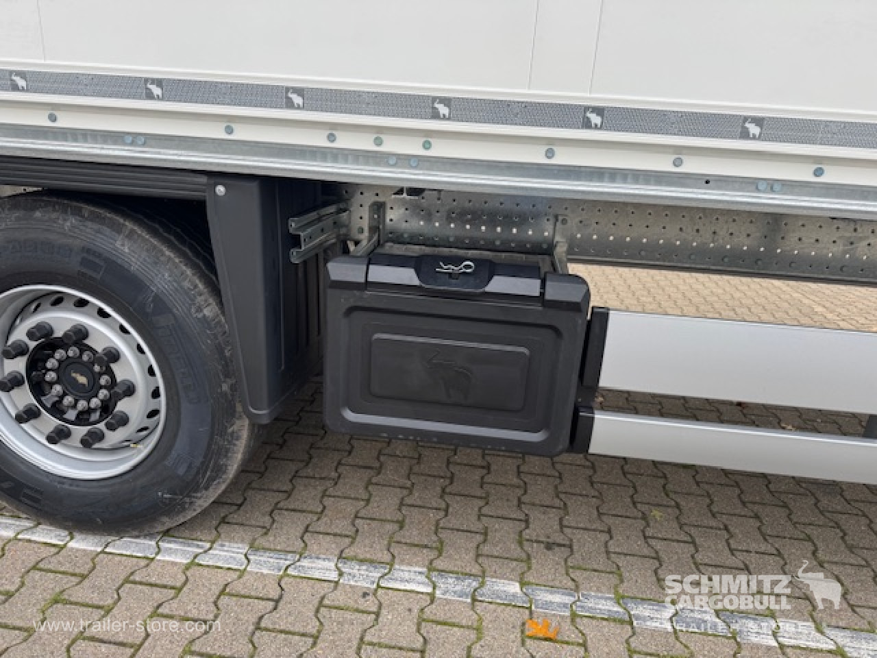 SCHMITZ Oplegger Kasten Standard Taillift - Closed box semi-trailer: picture 2 SCHMITZ Oplegger Kasten Standard Taillift - Closed box semi-trailer: picture 2
