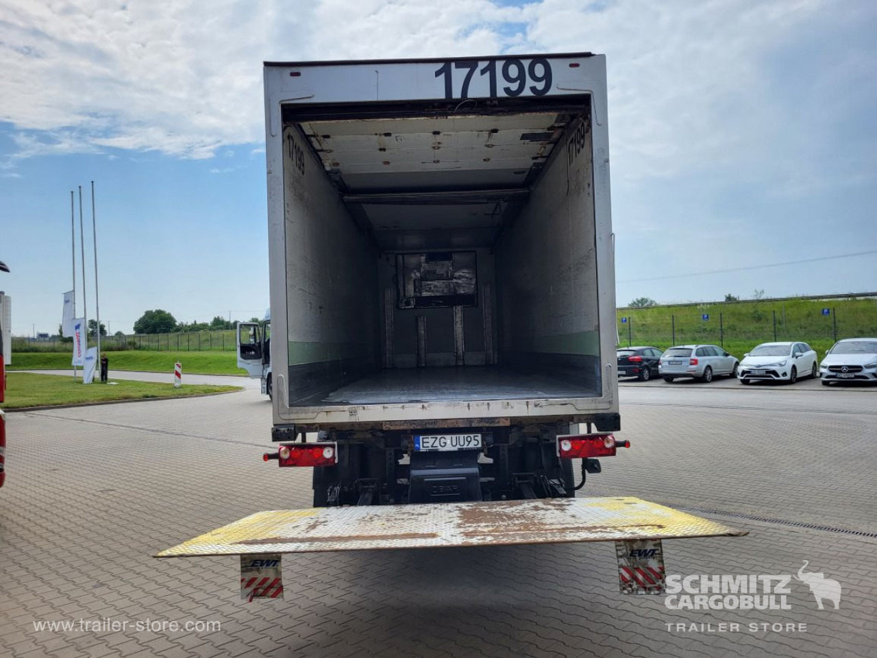 SCHMITZ Insulated/refrigerated box Taillift - Refrigerated semi-trailer: picture 2 SCHMITZ Insulated/refrigerated box Taillift - Refrigerated semi-trailer: picture 2