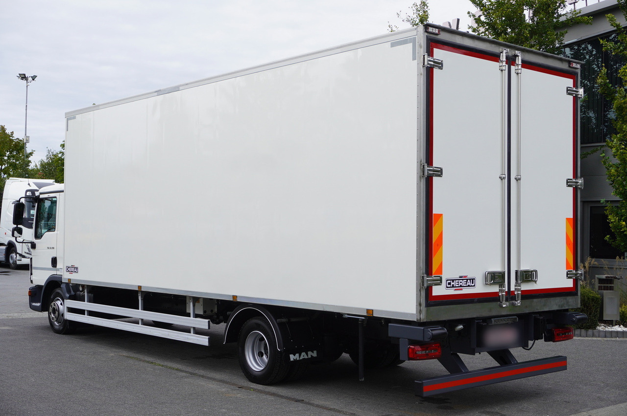 MAN TGL 12.190 / CHEREAU Refrigerator 18 PAL multitemperature / Thermoking T-1200R / 100,000 km - Refrigerated truck: picture 4 MAN TGL 12.190 / CHEREAU Refrigerator 18 PAL multitemperature / Thermoking T-1200R / 100,000 km - Refrigerated truck: picture 4