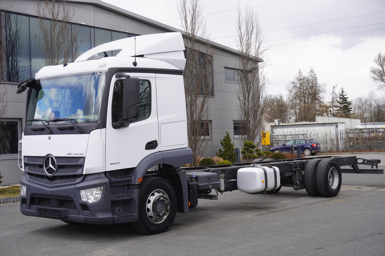 MERCEDES-BENZ Actros 1824 / 9.1 m chassis / sleeping cabin - Cab chassis truck: picture 1 MERCEDES-BENZ Actros 1824 / 9.1 m chassis / sleeping cabin - Cab chassis truck: picture 1