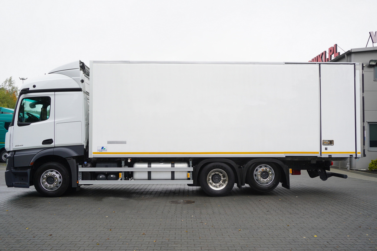 MERCEDES-BENZ Actros 2545 MP5 / Lecapitaine 18 EPAL refrigerator / Bitemperature / Carrier Supra 850 MT / ADR AT - Refrigerated truck: picture 2 MERCEDES-BENZ Actros 2545 MP5 / Lecapitaine 18 EPAL refrigerator / Bitemperature / Carrier Supra 850 MT / ADR AT - Refrigerated truck: picture 2