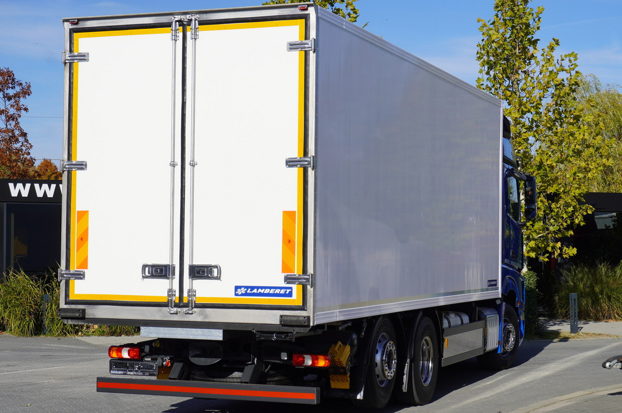 MERCEDES-BENZ Actros 2548 E6 / GIGA / Cab Lounge chair / Lamberet Refrigerator / Carrier Supra 950 - Refrigerated truck: picture 3 MERCEDES-BENZ Actros 2548 E6 / GIGA / Cab Lounge chair / Lamberet Refrigerator / Carrier Supra 950 - Refrigerated truck: picture 3