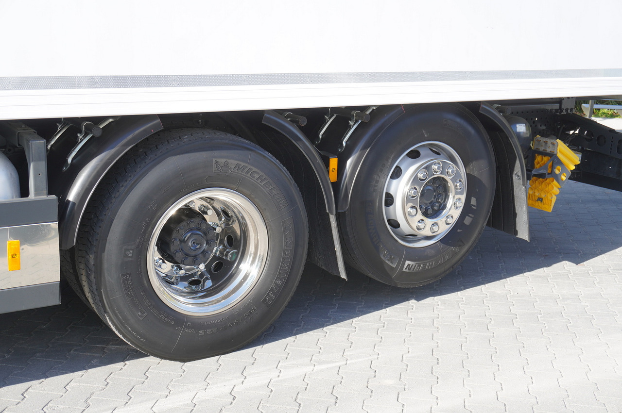 Refrigerated truck MERCEDES-BENZ Actros 2548 E6 / GIGA / Cab Lounge chair / Lamberet Refrigerator / Carrier Supra 950: picture 13