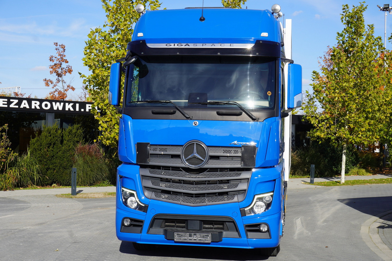 MERCEDES-BENZ Actros 2548 E6 / GIGA / Cab Lounge chair / Lamberet Refrigerator / Carrier Supra 950 - Refrigerated truck: picture 5 MERCEDES-BENZ Actros 2548 E6 / GIGA / Cab Lounge chair / Lamberet Refrigerator / Carrier Supra 950 - Refrigerated truck: picture 5