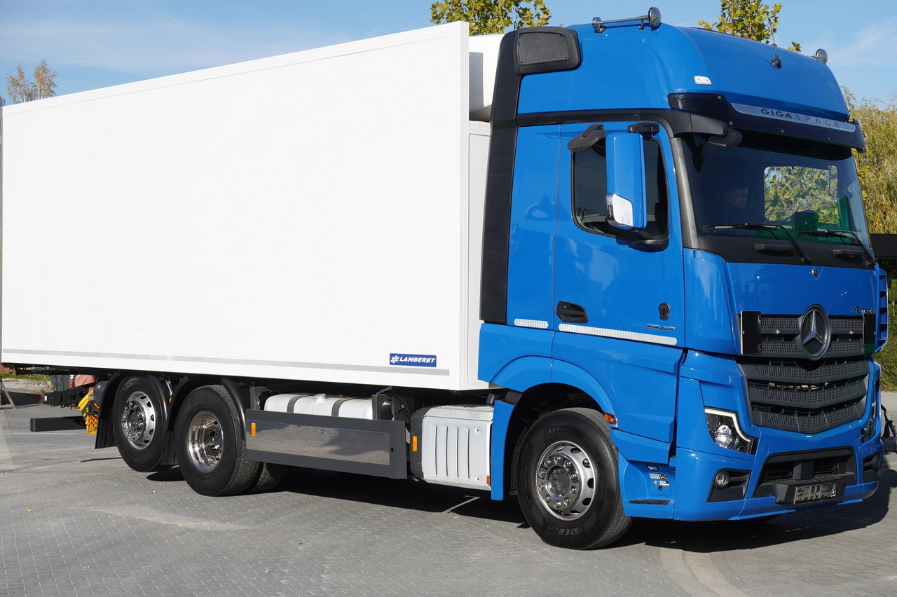 MERCEDES-BENZ Actros 2548 E6 / GIGA / Cab Lounge chair / Lamberet Refrigerator / Carrier Supra 950 - Refrigerated truck: picture 2 MERCEDES-BENZ Actros 2548 E6 / GIGA / Cab Lounge chair / Lamberet Refrigerator / Carrier Supra 950 - Refrigerated truck: picture 2