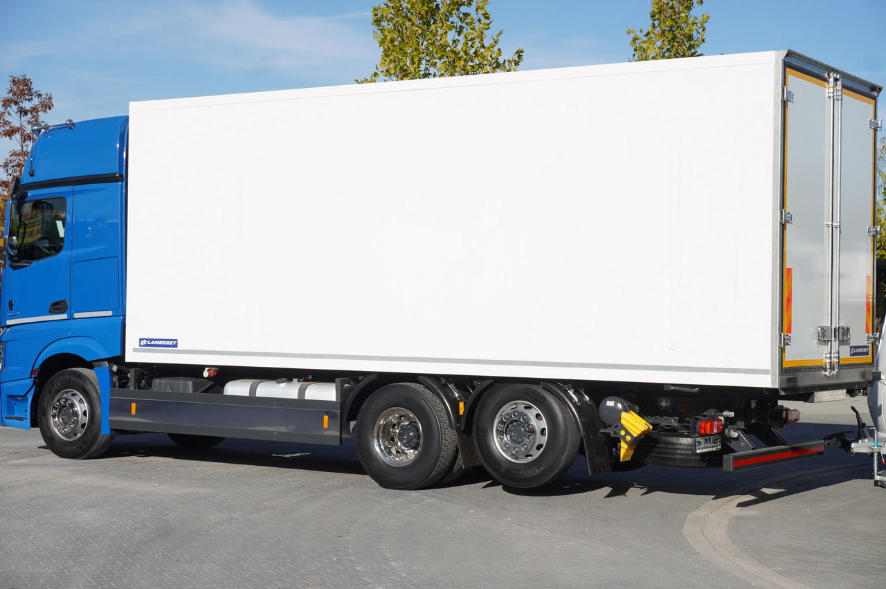 MERCEDES-BENZ Actros 2548 E6 / GIGA / Cab Lounge chair / Lamberet Refrigerator / Carrier Supra 950 - Refrigerated truck: picture 4 MERCEDES-BENZ Actros 2548 E6 / GIGA / Cab Lounge chair / Lamberet Refrigerator / Carrier Supra 950 - Refrigerated truck: picture 4