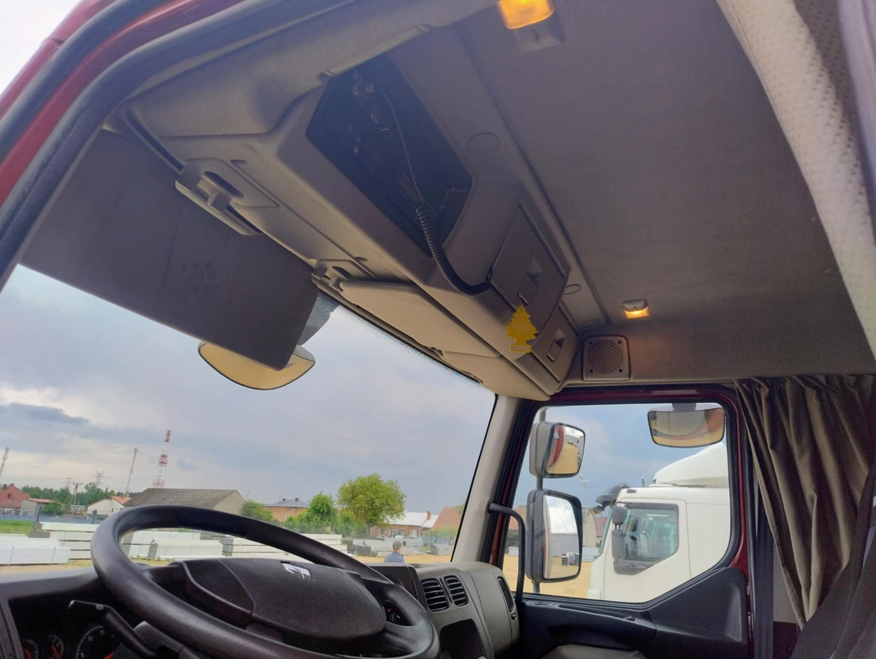 RENAULT Midlum 300 / Curtain 18 EPAL / Sleeping cab - Curtain side truck: picture 5 RENAULT Midlum 300 / Curtain 18 EPAL / Sleeping cab - Curtain side truck: picture 5