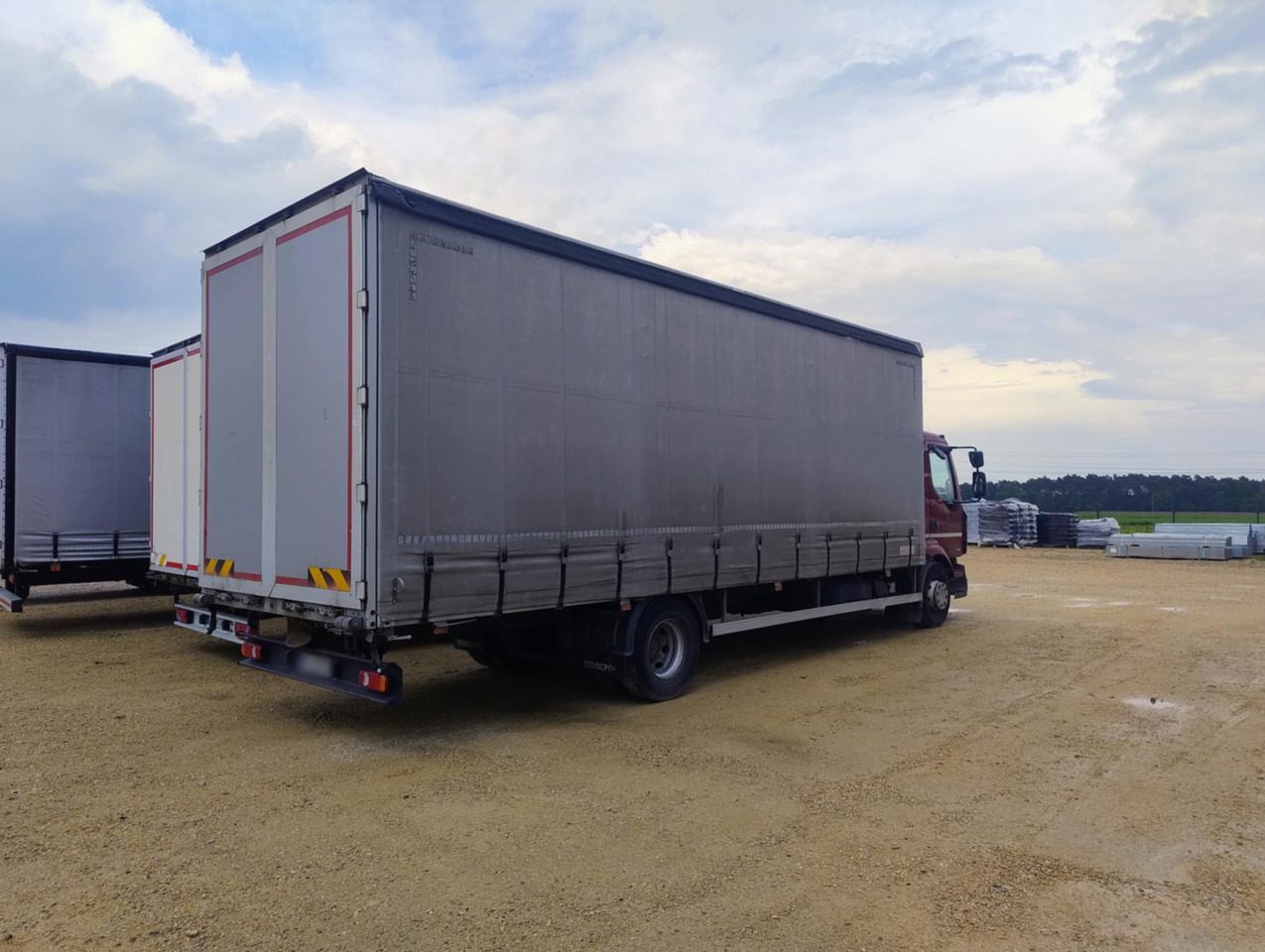 RENAULT Midlum 300 / Curtain 18 EPAL / Sleeping cab - Curtain side truck: picture 3 RENAULT Midlum 300 / Curtain 18 EPAL / Sleeping cab - Curtain side truck: picture 3