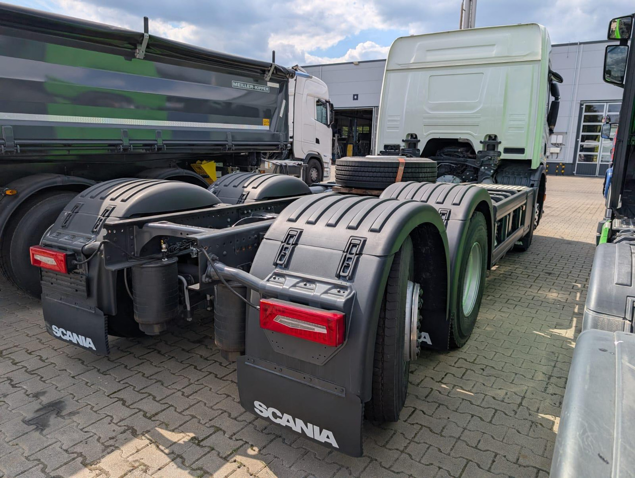 SCANIA P 340 B6x2*4NA / chassis frame / steering axle / CNG / large cab / 8 units - Refuse truck: picture 3 SCANIA P 340 B6x2*4NA / chassis frame / steering axle / CNG / large cab / 8 units - Refuse truck: picture 3