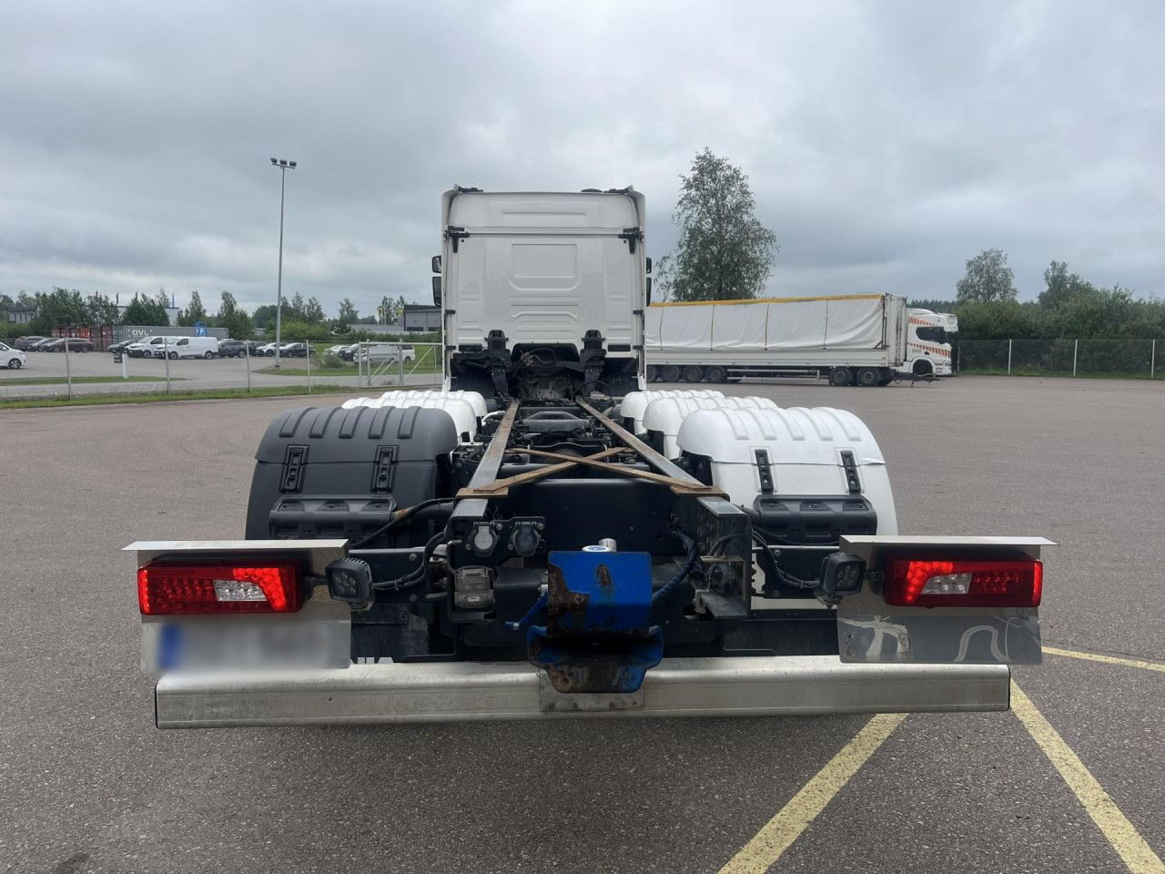 SCANIA R560 B8x4*4 / Chassis / sleeper cab / Power take-off - Cab chassis truck: picture 5 SCANIA R560 B8x4*4 / Chassis / sleeper cab / Power take-off - Cab chassis truck: picture 5