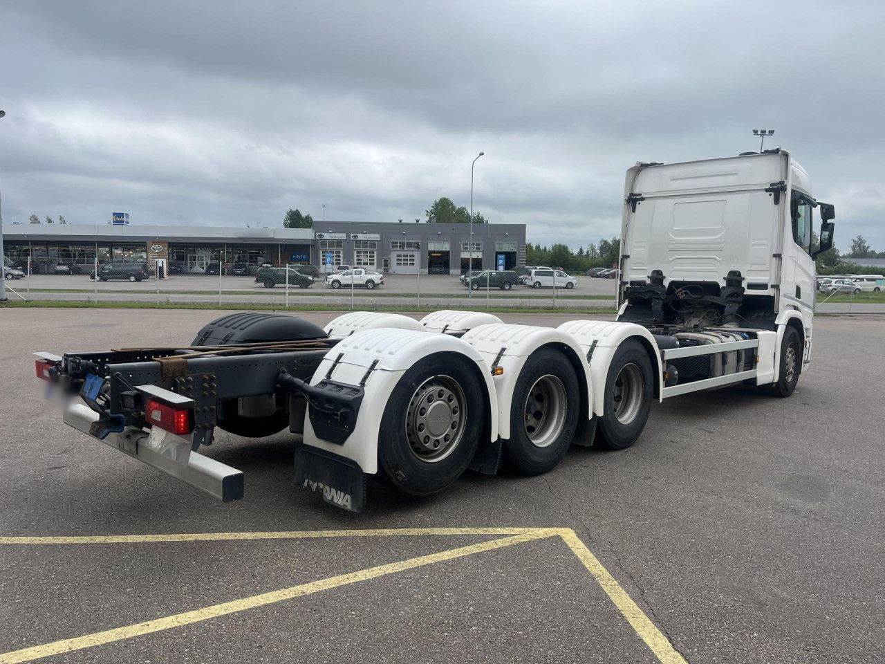 SCANIA R560 B8x4*4 / Chassis / sleeper cab / Power take-off - Crane truck: picture 3 SCANIA R560 B8x4*4 / Chassis / sleeper cab / Power take-off - Crane truck: picture 3