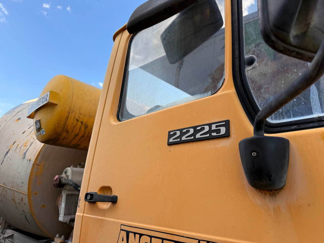 Mercedes-Benz 2225 - 6X4 - Concrete mixer truck: picture 5 Mercedes-Benz 2225 - 6X4 - Concrete mixer truck: picture 5
