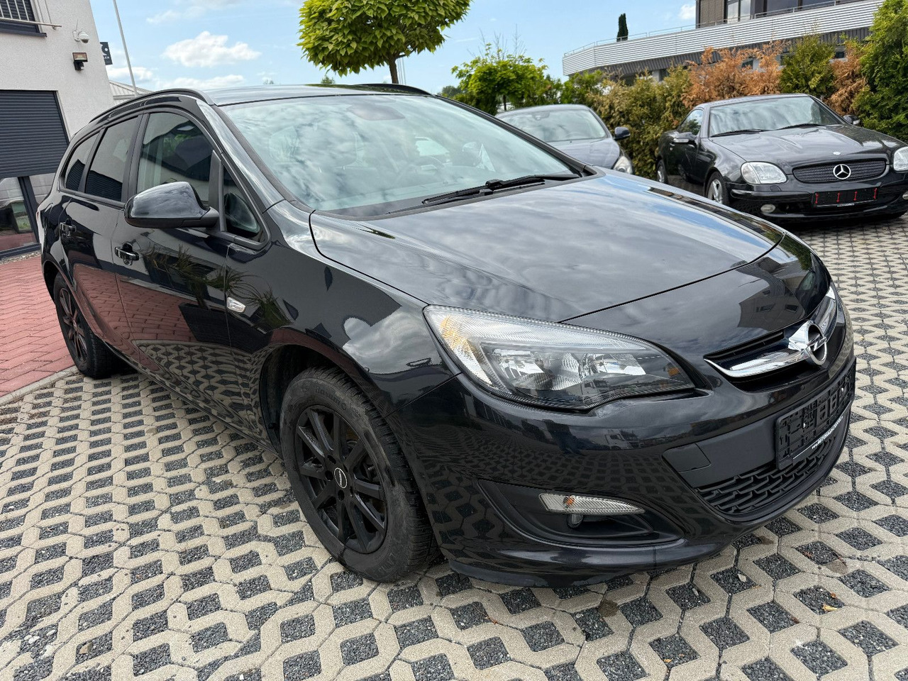 Opel Astra Sports Tourer 2.0 CDTI Sport 1 Hand - Car: picture 3 Opel Astra Sports Tourer 2.0 CDTI Sport 1 Hand - Car: picture 3