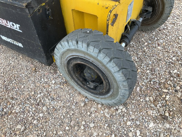 2006 Haulotte HA12IP 2WD Electric Articulating Boom Lift - Articulated boom lift: picture 5 2006 Haulotte HA12IP 2WD Electric Articulating Boom Lift - Articulated boom lift: picture 5