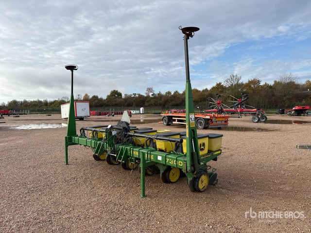 John Deere 7300 Max Emerge 2 Planter - Seed drill: picture 2 John Deere 7300 Max Emerge 2 Planter - Seed drill: picture 2