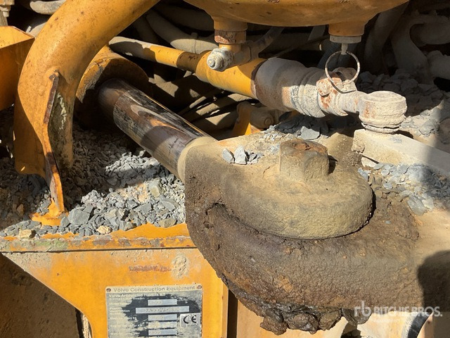 Articulated dump truck 2005 Volvo A30D 6x6 Articulated Dump Truck: picture 6