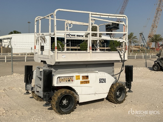 2004 Haulotte Compact 12DX 4x4 Diesel Scissor Lift - Scissor lift: picture 1 2004 Haulotte Compact 12DX 4x4 Diesel Scissor Lift - Scissor lift: picture 1