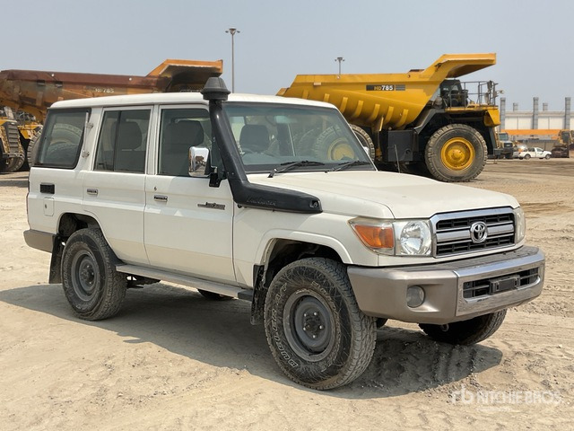 2011 Toyota Land Cruiser LX 76R 4x4 SUV - SUV: picture 1 2011 Toyota Land Cruiser LX 76R 4x4 SUV - SUV: picture 1