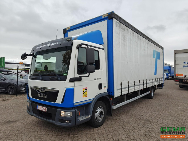 MAN TGL 12.250 4x2 Dagcab Euro6 - 12T - Schuifzeilenbak 7.7m + Laadklep 1500kg - 3 Zitplaatsen - 125.000km! - Curtain side truck: picture 1 MAN TGL 12.250 4x2 Dagcab Euro6 - 12T - Schuifzeilenbak 7.7m + Laadklep 1500kg - 3 Zitplaatsen - 125.000km! - Curtain side truck: picture 1