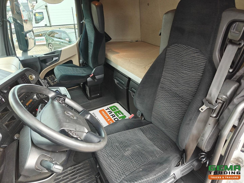 Mercedes-Benz Actros 2645 6x2 Gigaspace Euro6 + 3Axle Trailer -  115m³ VolumeCombi - Dubbele Tanks - Moffet Aansluiting - HH Vloer - SMARTTacho V2 - Box truck: picture 5 Mercedes-Benz Actros 2645 6x2 Gigaspace Euro6 + 3Axle Trailer -  115m³ VolumeCombi - Dubbele Tanks - Moffet Aansluiting - HH Vloer - SMARTTacho V2 - Box truck: picture 5