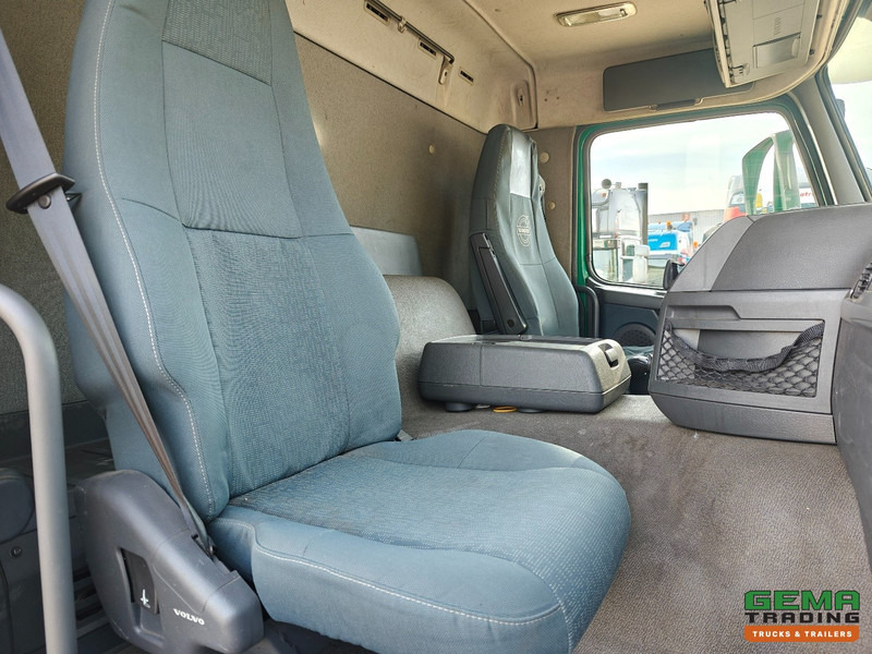 Livestock truck Volvo FM330 4x2 Dagcab Euro5 - KuikenBak 8.4m + Webasto Heater + Dhollandia 2000KG: picture 17