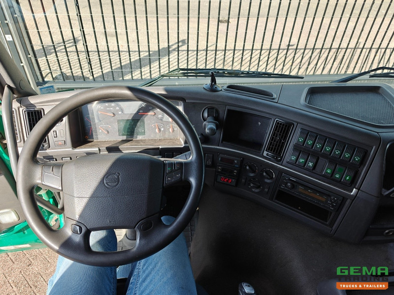Livestock truck Volvo FM330 4x2 Dagcab Euro5 - KuikenBak 8.4m + Webasto Heater + Dhollandia 2000KG: picture 15